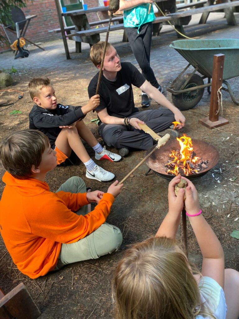 Broodje bakken boven vuur, 10 tips voor een goedkoop schoolkamp